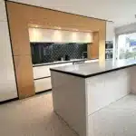 Cuisine blanche et bois avec ilot central