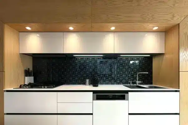 Cuisine blanche et bois avec ilot central 2