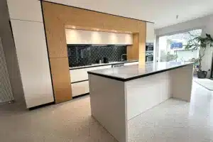 Cuisine blanche et bois avec ilot central