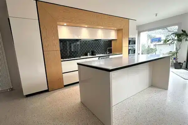 Cuisine blanche et bois avec ilot central