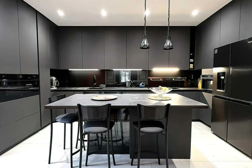 Cuisine laquée gris mat avec ilot central