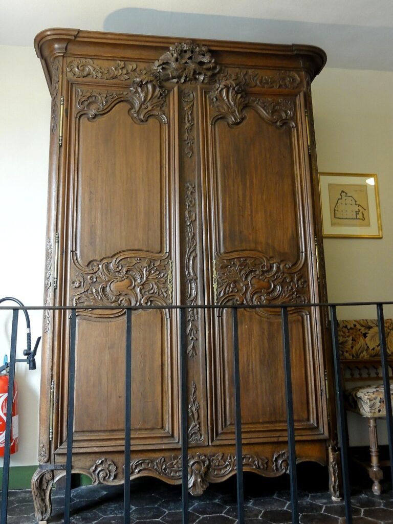 Creil (60), musée Gallé-Juillet, escalier, 1er étage, armoire normande