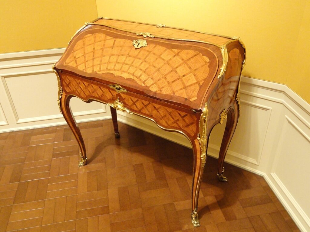 Secrétaire en pente de style Louis XV en bois de placage