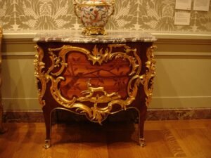 Commode galbée de style Louis XV en marqueterie et bronze doré