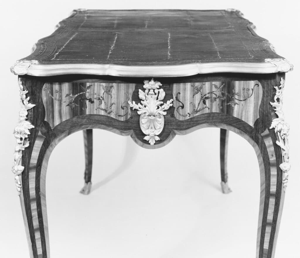 Bureau plat de style Louis XV aux pieds galbés