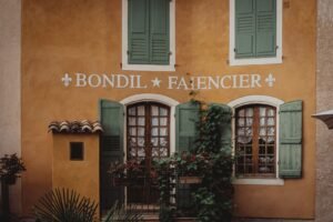 Façade de maison ancienne aux volets fermés pour garder la fraîcheur