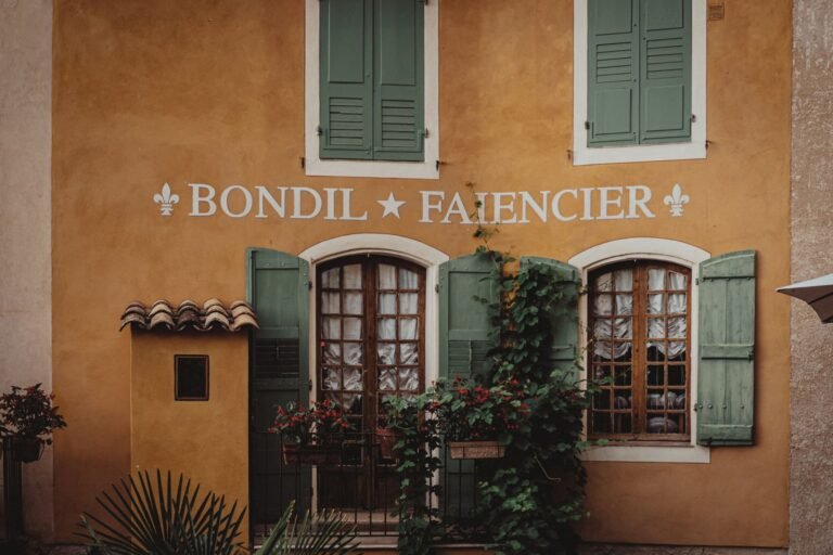 Façade de maison ancienne aux volets fermés pour garder la fraîcheur