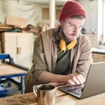 Artisan travaillant sur la présence numérique de son entreprise