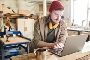 Artisan travaillant sur la présence numérique de son entreprise