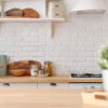 Cuisine en bois sur-mesure dans un logement rénové