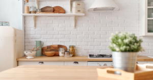 Cuisine en bois sur-mesure dans un logement rénové