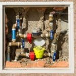 Compteur d'eau relevé pour détecter une fuite invisible dans un logement