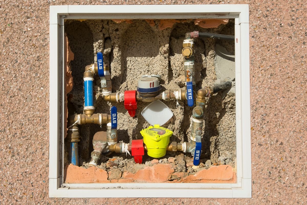 Compteur d'eau relevé pour détecter une fuite invisible dans un logement