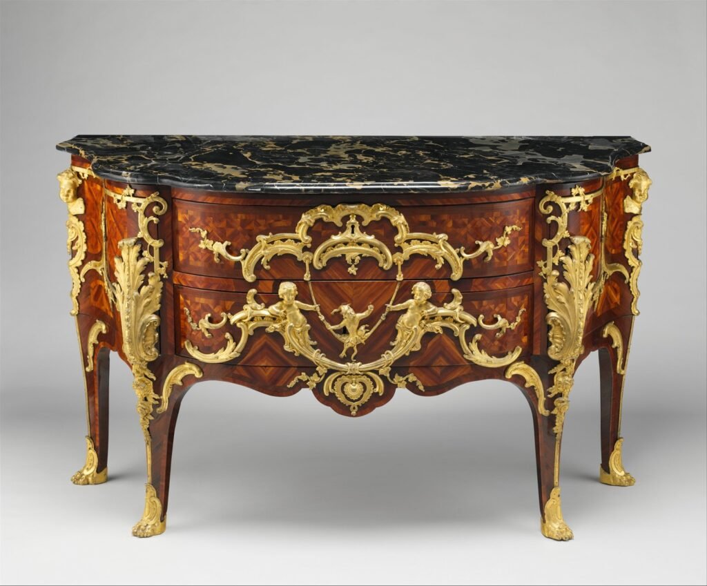 Commode Louis XV galbée à deux tiroirs en marqueterie d'amarante et de bois satiné, ornée de bronzes dorés rocaille, plateau de marbre portor noir veiné d'or