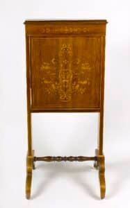Secrétaire en portefeuille en palissandre marqueté de rinceaux, nœud de ruban et fleurs en bois clair, posé sur deux pieds en patin reliés par une entretoise tournée en balustre, vers 1835