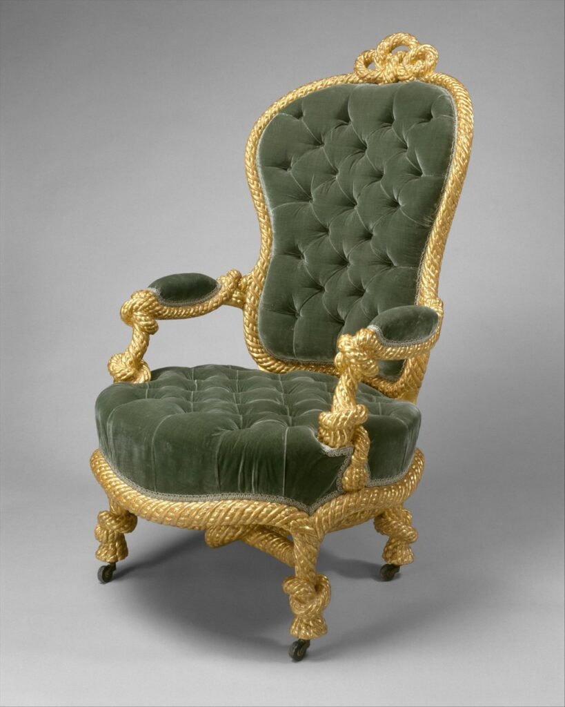 Fauteuil en bois doré sculpté en forme de cordages noués, dossier violonné et assise capitonnés de velours vert, sur roulettes
